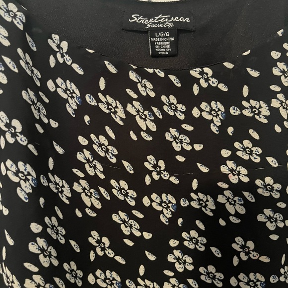 3 items for $15  Large Tank top with  black with white flowers Shirred waist - Picture 3 of 3